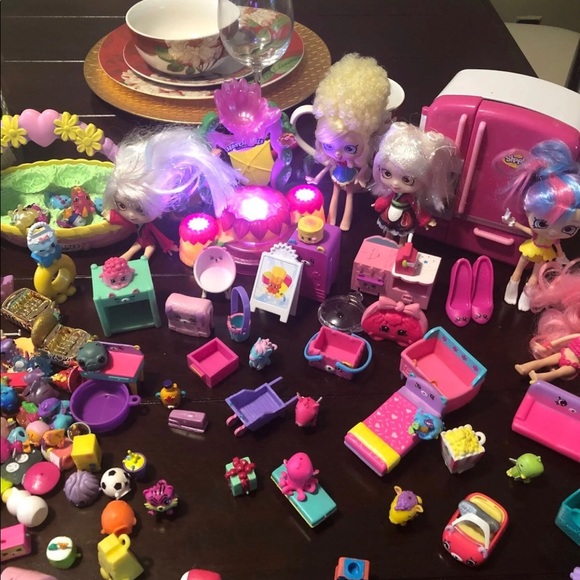 Shopkins (6) and HATCHIMALS COLLEGGTIBLES - Picture 3 of 6